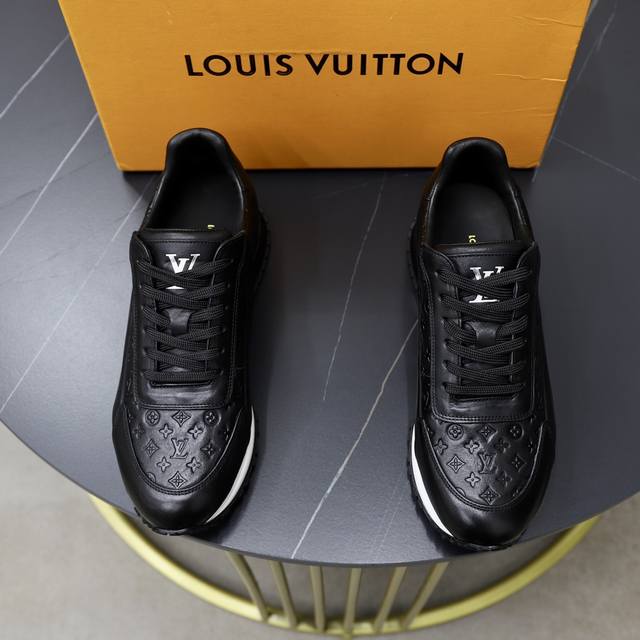 出厂价： 顶级原单 品牌： Louis Vuitton Lv.路易威登 材质： 原工厂牛皮压花1：1原板大底 牛皮内里 款式类型：休闲运动 板鞋 等级：专柜品质